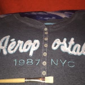 grey long sleeve shirt